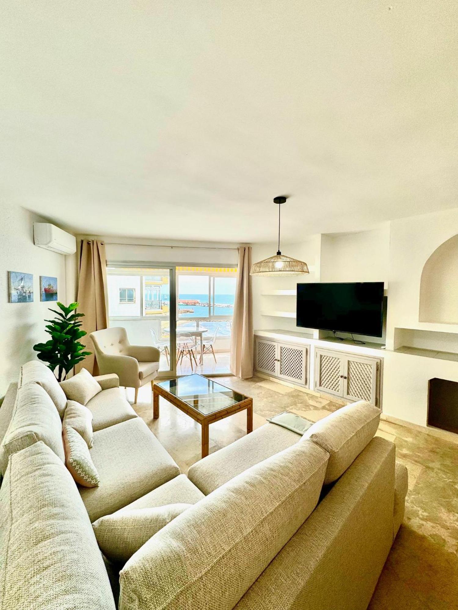 Apartment In Front Of Sea & Center